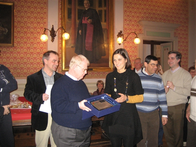Florinda  riceve la targa dal commissario Masto